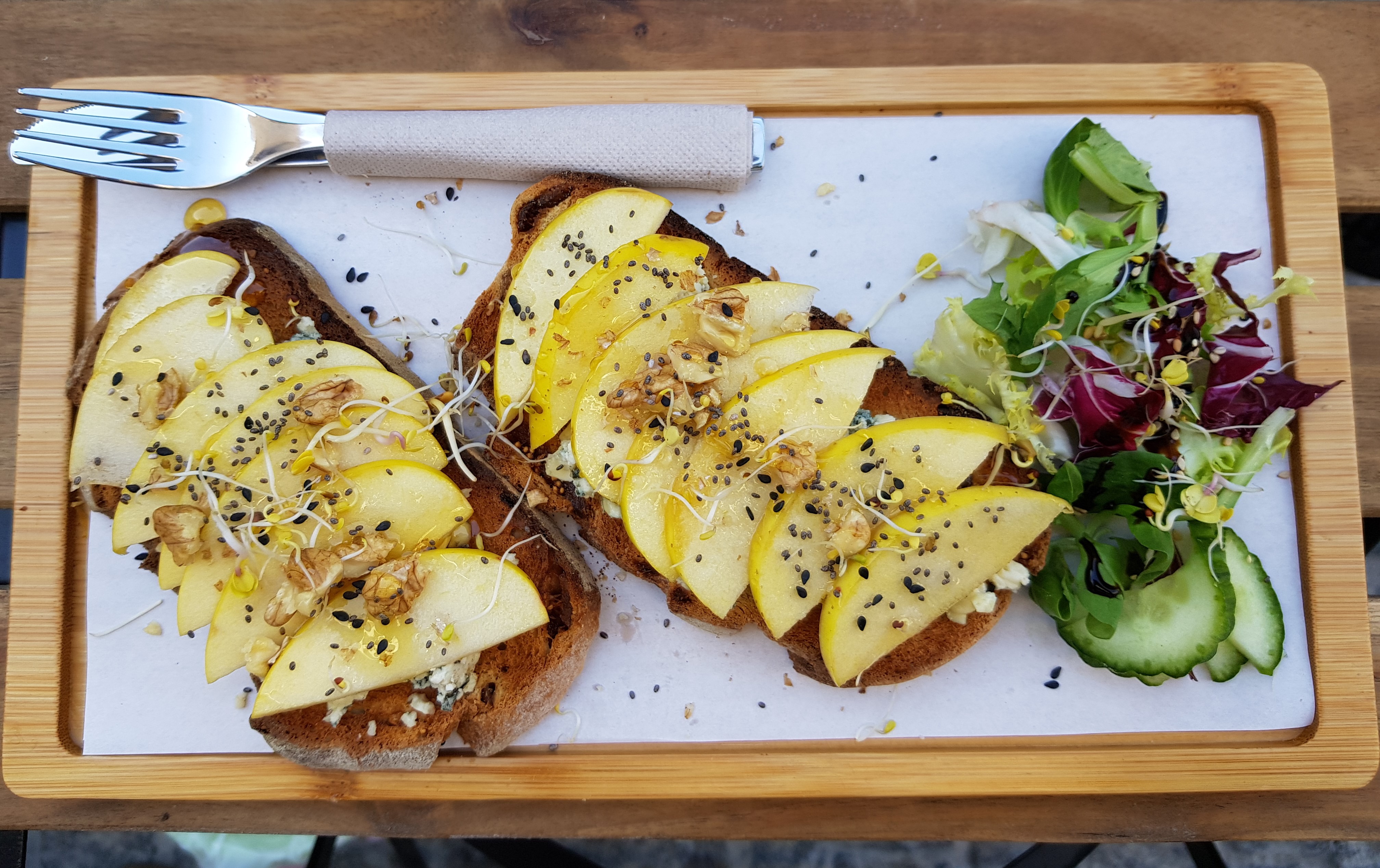Toast with apple, blue cheese, and walnuts at Parcería Café.